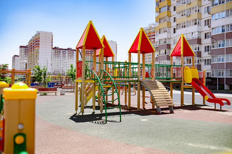 Школа, детские сады, спортивный комплекс, поликлиника, торговый центр, сетевые магазины и рынки, учреждения сфер услуг и многое другое.